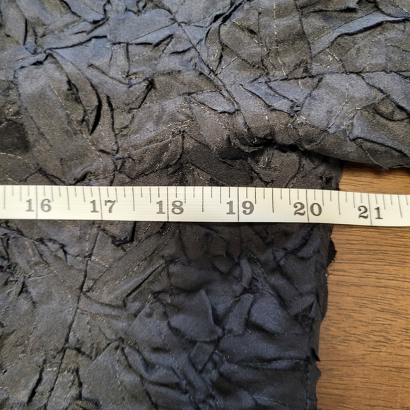Eileen Fisher Silk Crinkle Crop Shrug Black Hook Closure Women's Medium - Picture 8 of 11